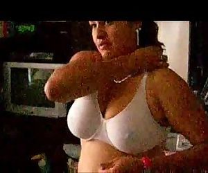 karishma chubby boobs aunty..